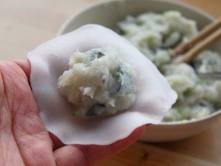 6、水晶虾饺,13.取一砣馅料放在皮中。