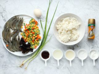 1、缤纷虾仁蛋炒饭,准备好所需食材和调味 。
