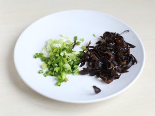 2、缤纷虾仁蛋炒饭,黑木耳切丝,葱切葱花。