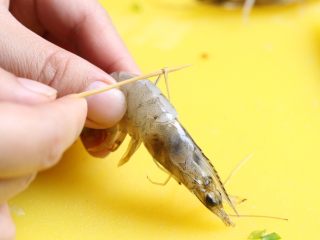 3、缤纷虾仁蛋炒饭,鲜虾去虾肠,去头去壳。