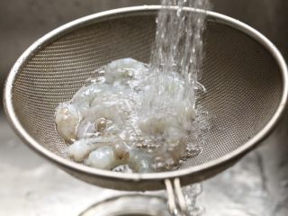 4、缤纷虾仁蛋炒饭,虾用少许盐腌一会儿,然后用清水冲去虾表面的盐分和黏液。这样操作虾口感会较脆嫩。