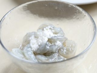 5、缤纷虾仁蛋炒饭,虾仁放入碗中,加料酒、胡椒粉、生粉和少许盐腌制十几分种。
