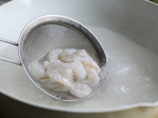 7、缤纷虾仁蛋炒饭,将虾也放入热水中焯至变色,迅速捞起,沥水备用。