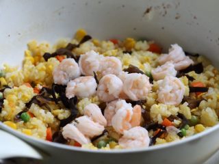 11、缤纷虾仁蛋炒饭,加入虾仁翻炒均匀。