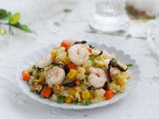 14、缤纷虾仁蛋炒饭,丰富的虾仁炒饭做好了。