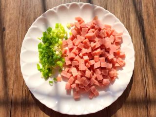 2、土豆煎饼,香肠切成丁，葱清洗干净切末。