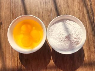 3、土豆煎饼,把三个鸡蛋打入碗里，糯米粉150克称好放入碗里待用。