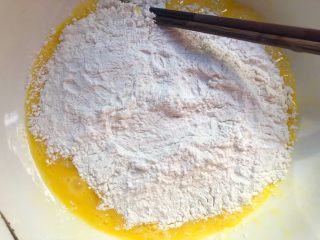 4、土豆煎饼,把鸡蛋倒入大碗里，打成蛋液，倒入糯米粉，倒入100毫升水，用筷子打至糯米粉无颗粒状态。
