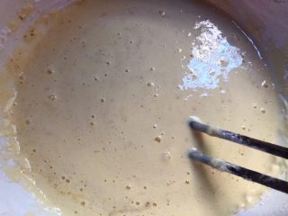 5、土豆煎饼,加入适量盐和适量胡椒粉，少许鸡精，少许白糖，再次搅打均匀。