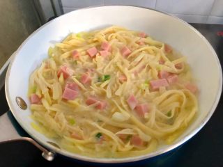 7、土豆煎饼,平底锅放入适量油，烧至7成热，舀一勺土豆丝倒入平底锅里，用勺子压平，小火煎制。