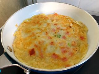 8、土豆煎饼,煎好一面，翻另一面继续煎制，俩面煎好即可装盘食用，也可以切小块食用。