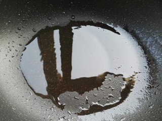 2、蛋炒饭,不沾炒锅烧热放油。