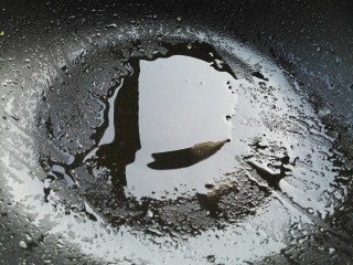 4、蛋炒饭,再放点油。