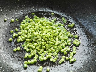 5、蛋炒饭,放入豆角粒。