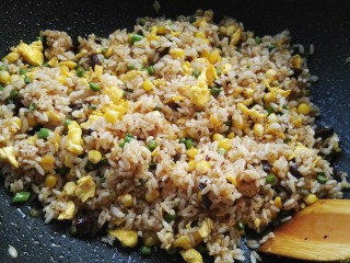 10、蛋炒饭,翻炒均匀，放盐调味。