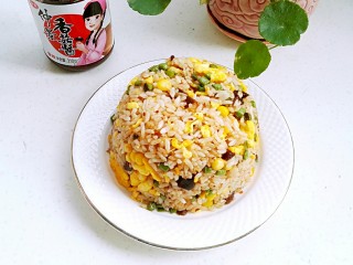 13、蛋炒饭,倒扣盘中，把碗取下。