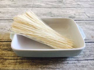 1、鹌鹑蛋空心面,主要食材：空心面