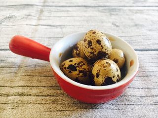 2、鹌鹑蛋空心面,主要食材：煮好的茶香鹌鹑蛋