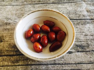 5、鹌鹑蛋空心面,炸花生米少许