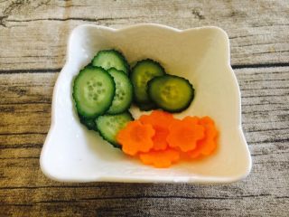 6、鹌鹑蛋空心面,黄瓜切片，胡萝卜切花片。