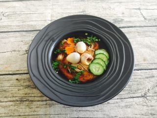 18、鹌鹑蛋空心面,撒上韭菜碎