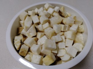 4、杏鲍菇虾仁炒饭,杏鲍菇切丁。