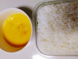 6、杏鲍菇虾仁炒饭,两个鸡蛋加一勺水打散，米饭打散。