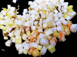 9、杏鲍菇虾仁炒饭,放入杏鲍菇。
