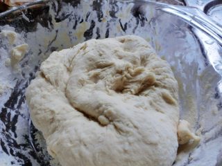 3、洛氏新煮义--香菇牛肉馅饼,用温水和面