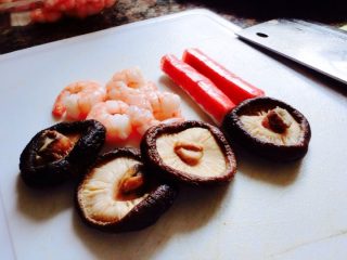 5、洛氏新煮义--香菇牛肉馅饼,备好料，因为我朋友不吃葱和洋葱，所以没放