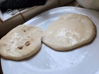 10、洛氏新煮义--香菇牛肉馅饼,取一小块面块包入肉馅，然后用擀面杖压平，记得弄扁一点容易熟