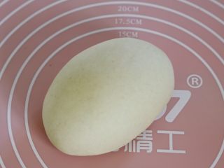 1、西红柿牛肉炒剪刀面,2.再来揉面1-2分钟，这会比较光了，再静置20分钟。