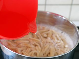 2、西红柿牛肉炒剪刀面,6.面团全部煎完，再将火调大，煮到面鱼全部泛起，点点水再煮开。