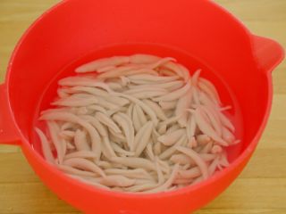 3、西红柿牛肉炒剪刀面,7.然后将煮好的面鱼捞入冷开水中备用。这样做口感清爽劲道，不粘糊。
