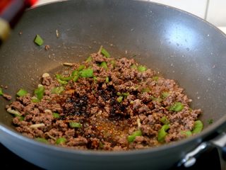 4、西红柿牛肉炒剪刀面,9.牛肉炒变色后，加盐、糖，黑胡椒、酱油和米酒调味，翻炒均匀盛出备用。