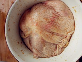 2、日式照烧鸡腿饭,将料酒、生抽、白胡椒粉、糖、盐拌匀,倒入鸡肉中,用手抓匀,入冰箱腌制一晚或几小时