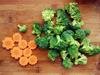 4、日式照烧鸡腿饭,西兰花洗净,分成小块,焯水沥净。胡萝卜去皮,切厚片,焯水备用