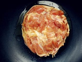 5、日式照烧鸡腿饭,热锅热油,小火,放入腌好的鸡腿肉,带皮面朝下