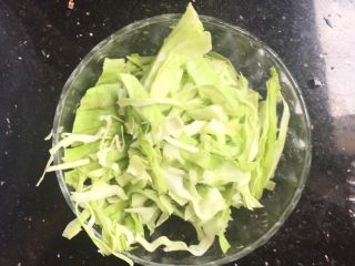 2、芝士肉松饭团,包菜切丝备用