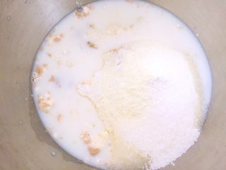 2、汉堡????坯,倒入牛奶