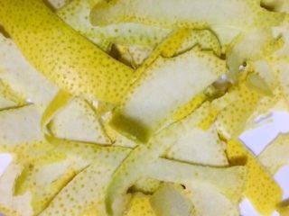 2、柚子茶/果酱,把皮刮下来,尽可能刮下黄色的皮(所有的精华都在皮里)