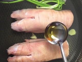 2、红烧猪蹄,放葱姜，料酒煮二十五分钟捞出洗净