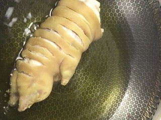 3、红烧猪蹄,油温六成热下锅炸