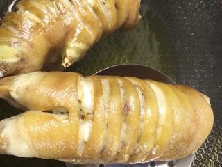 4、红烧猪蹄,炸金黄捞出