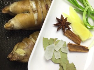 5、红烧猪蹄,放入锅里家葱姜，八角，桂皮，香叶，冰糖
