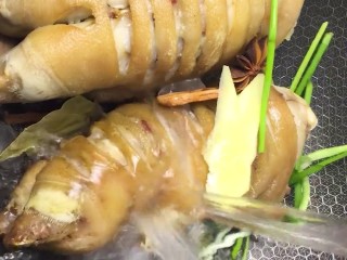 6、红烧猪蹄,加水