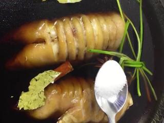 7、红烧猪蹄,再加生抽，老抽，盐，一点料酒