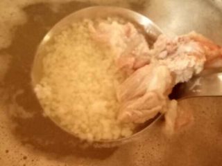 2、潮汕虾蟹排骨砂锅粥,大火煮开后转小火煮.