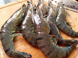 10、潮汕虾蟹排骨砂锅粥,大虾洗净.