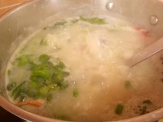 12、潮汕虾蟹排骨砂锅粥,虾煮熟了放入葱和芹菜，加盐调味即可。